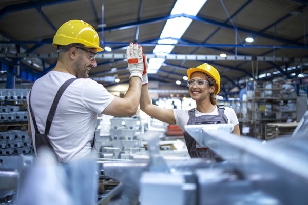 Mann und Frau arbeiten in Technikbetrieb zusammen