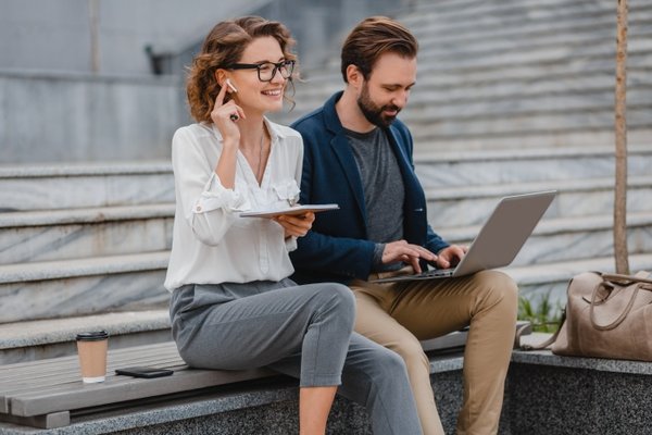 Mann und Frau lassen sich digital zum Arbeitsmarkt beraten