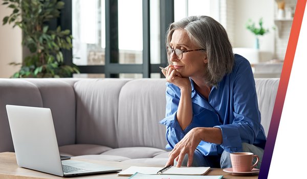 Dame am Laptop nutzt Fernlernen für Weiterbildung zuhause