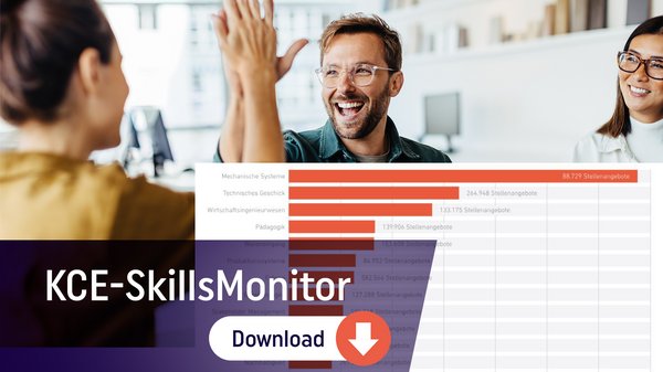 Mann freut sich über Branchenwissen im KCE SkillsMonitor