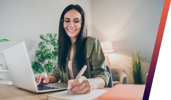 Frau macht Weiterbildung im flexiblen online Fernlernen